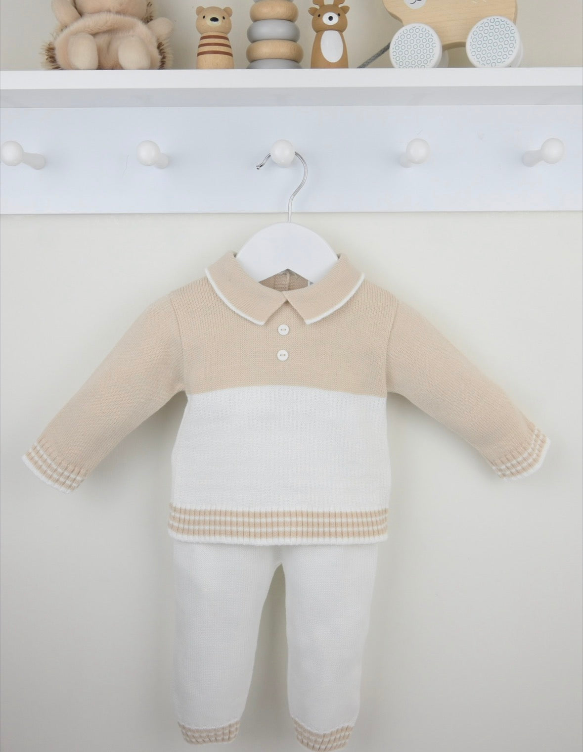 Pex Parker Beige Outfit